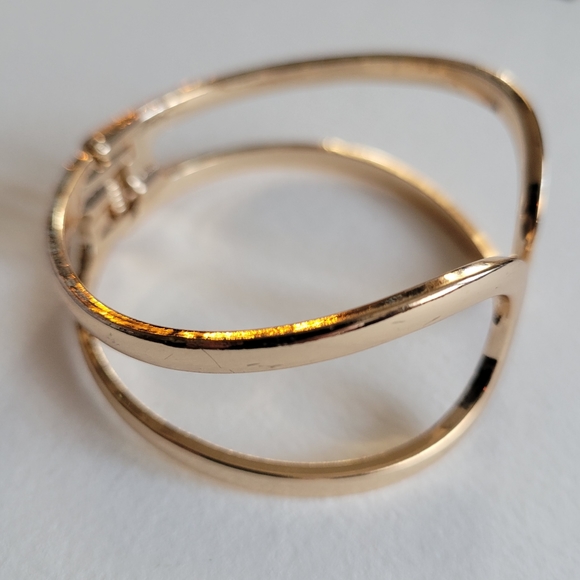 Gold tone clamper bracelet minimalist curved lines - Picture 6 of 11